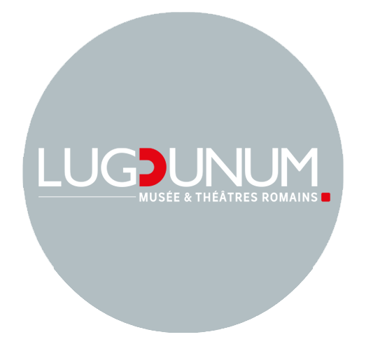 <b>Musée Lugdunum :</b> Le musée Lugdunum nous a fait confiance dès le départ en nous permettant de réaliser notre premier tournage extérieur. Ce musée est un livre d’histoire à ciel ouvert sur la présence de l’empire romain à Lyon !